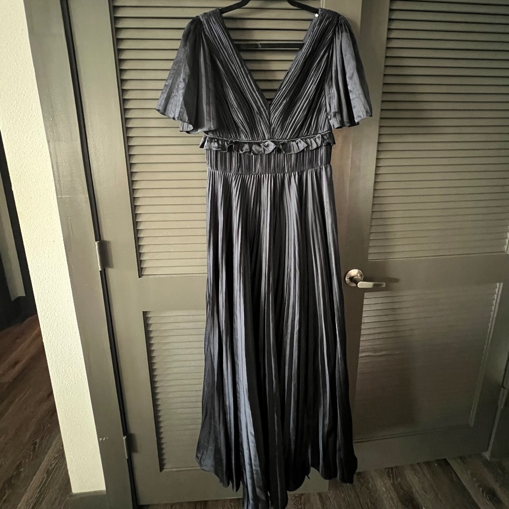 AMUR Ivy Pleated Satin Maxi Plunging Gown in Navy Sz 6